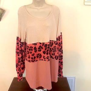 ☀️This top is a beautiful color block top! Women’s size extra large.